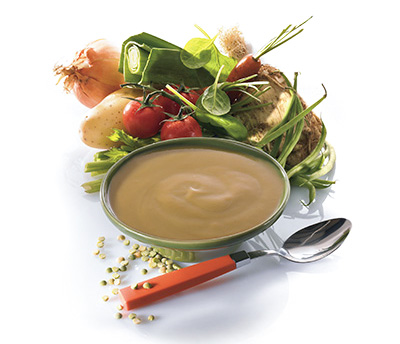 Eine Suppe, reich an Gemüsearomen, die frisch aus dem Garten kommen.