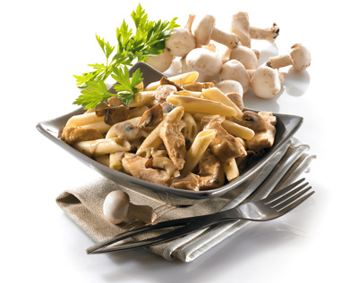 Das  Geheimnis dieses Penne-Rezepts ist eigentlich nur italienischen Mamas vorbehalten. Der Duft von Pilzen und Geflügel findet mit einer cremigen Soße seine perfekte Ergänzung.