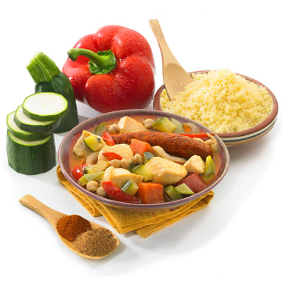 Diese orientalische Delikatesse breitet ihren Zauber auf Ihrem Teller aus: leckere Hähnchenstücke, herzhafte Merguez-Würstchen, sonnengereiftes Gemüse und duftender Grieß.