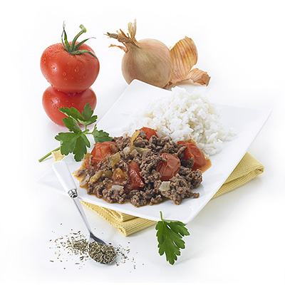 Finden Sie den guten Geschmack von gefüllten Tomaten in diesem Mix aus schmelzenden Tomaten und leckerem Hackfleisch, begleitet von duftendem Reis.