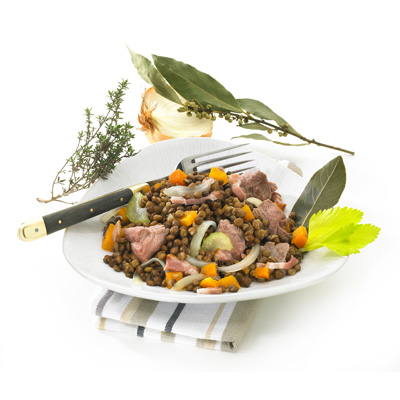 Bei diesem warmen und leckeren Gericht, dass zartes Schweinefleisch mit duftenden Linsen kombiniert, kommt einem das Beste aus Frankreich in den Sinn.