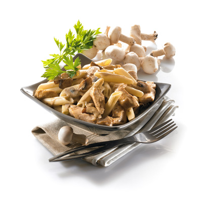 Nur italienische Mamas kennen das Geheimnis dieses Penne-Rezepts. Der Geschmack der Pilze und des Geflügels sind in dieser cremigen Sauce perfekt kombiniert.